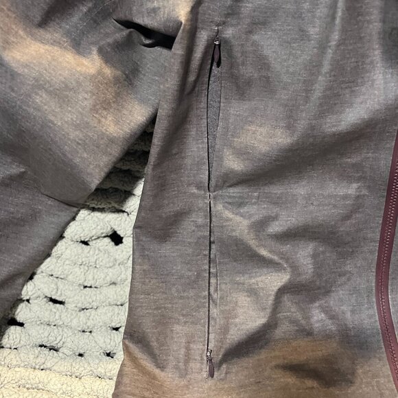 Lululemon The Drizz Lightweight Rain Jacket in Black Cherry Size 4 - Picture 16 of 16